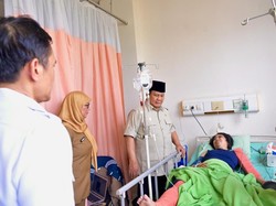 Momen Prabowo Interaksi dengan Korban Kecelakaan Kereta di RSUD Bekasi