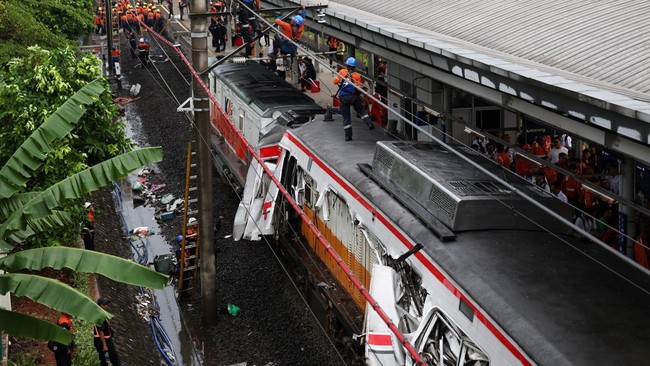 Insiden kecelakaan kereta di Stasiun Bekasi Timur bermula ketika rangkaian KRL relasi Bekasi-Cikarang tertabrak mobil di perlintasan sebidang JPL 85.