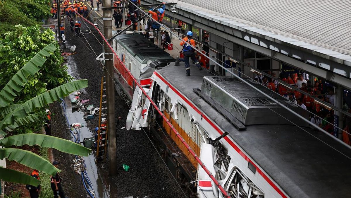Kronologi Lengkap Tabrakan Argo Bromo dan KRL di Stasiun Bekasi Timur