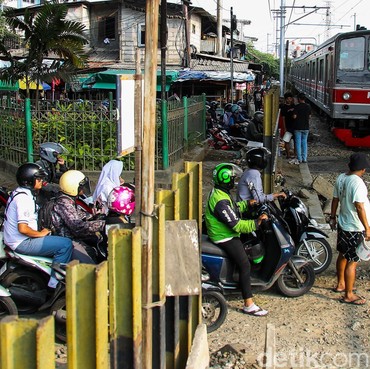 Urutan Kendaraan Prioritas di Jalan, Kereta Paling Penting