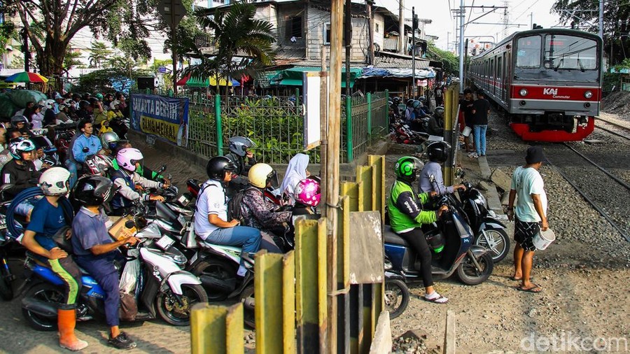 Sejumlah pengendara menyebrangi jalur perlintasan Kereta Api tanpa palang pintu di kawasan Roxy&comma; Jakarta&comma; Selasa &lpar;28&sol;4&sol;2026&rpar;&period; Tragedi kecelakaan KRL di Bekasi Timur menjadi sorotan serius terhadap keselamatan perlintasan sebidang yang hingga kini masih minim pengamanan&period;