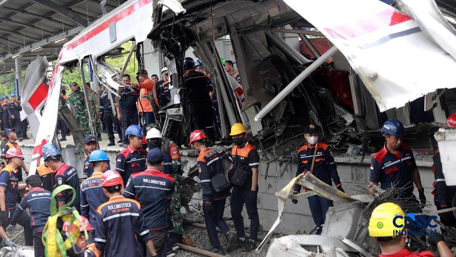 Petugas campuran mengevakuasi puing-puing di letak kecelakaan kereta api di Stasiun Bekasi Timur, Jawa Barat, Selasa, (28/4/2026). (CNBC Indonesia/Muhammad Sabki)