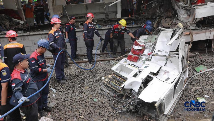 Petugas campuran mengevakuasi puing-puing di letak kecelakaan kereta api di Stasiun Bekasi Timur, Jawa Barat, Selasa, (28/4/2026). (CNBC Indonesia/Muhammad Sabki)
