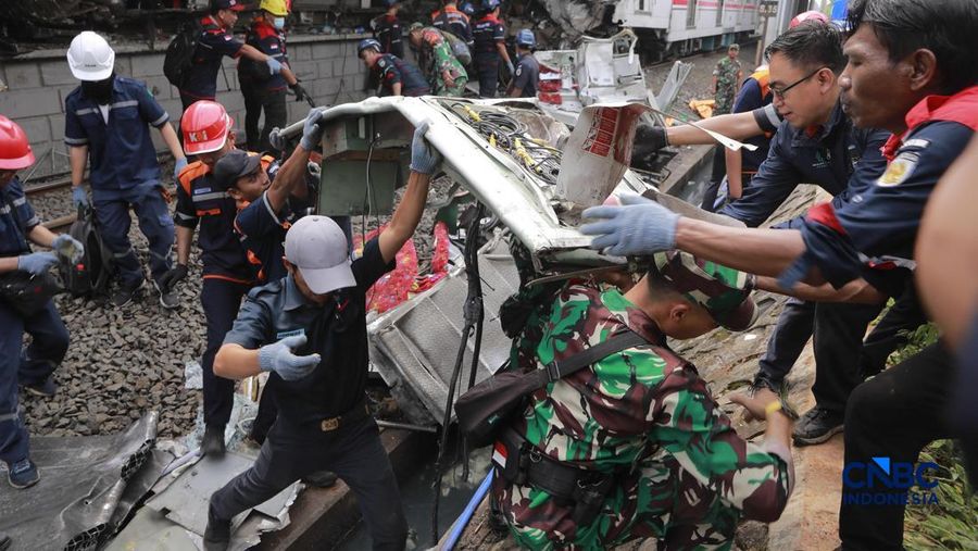 Petugas campuran mengevakuasi puing-puing di letak kecelakaan kereta api di Stasiun Bekasi Timur, Jawa Barat, Selasa, (28/4/2026). (CNBC Indonesia/Muhammad Sabki)
