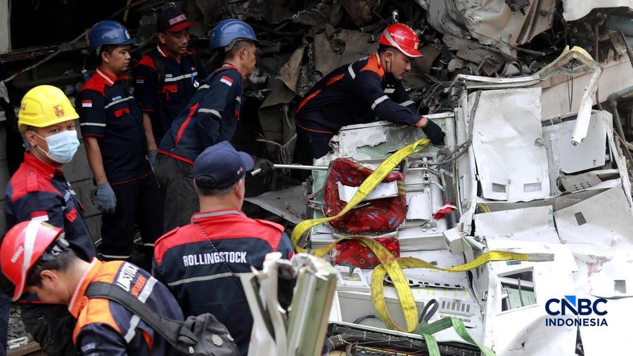 Petugas campuran mengevakuasi puing-puing di letak kecelakaan kereta api di Stasiun Bekasi Timur, Jawa Barat, Selasa, (28/4/2026). (CNBC Indonesia/Muhammad Sabki)