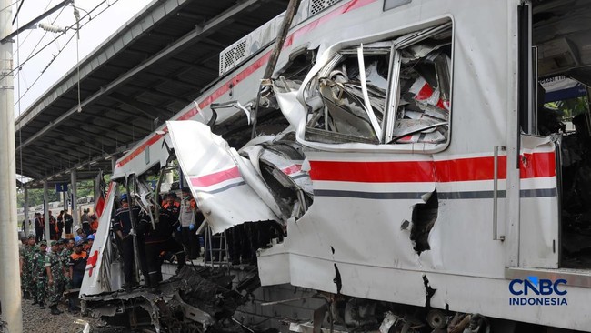 100% Korban Tabrakan KA Argo Bromo Vs KRL yang Dievakuasi Perempuan