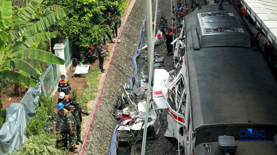 Petugas campuran mengevakuasi puing-puing di letak kecelakaan kereta api di Stasiun Bekasi Timur, Jawa Barat, Selasa, (28/4/2026). (CNBC Indonesia/Muhammad Sabki)