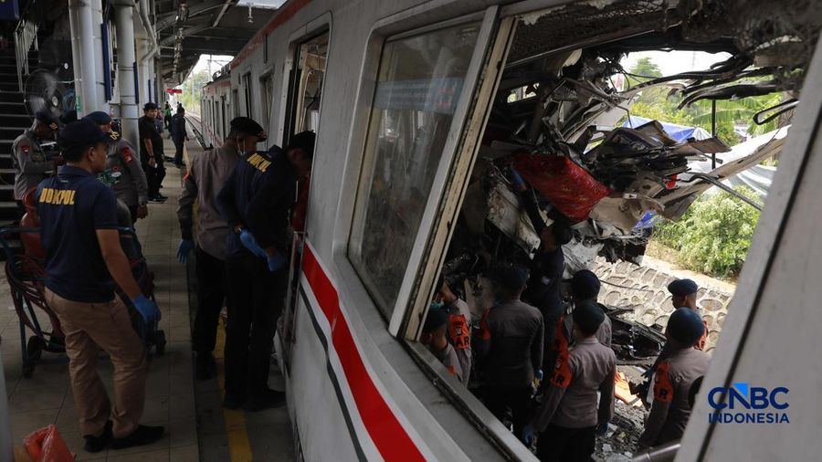 Petugas campuran mengevakuasi puing-puing di letak kecelakaan kereta api di Stasiun Bekasi Timur, Jawa Barat, Selasa, (28/4/2026). (CNBC Indonesia/Muhammad Sabki)