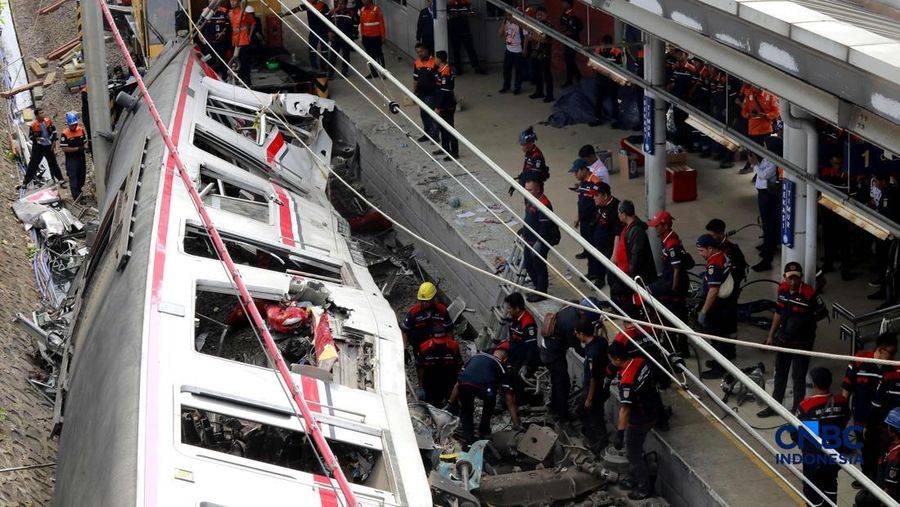 Petugas campuran mengevakuasi puing-puing usai kecelakaan kereta appi di Sitasiun Bekasi TImur, Bekasi, Jawa Barat, Selasa (28/4/2026).  CNBC Indonesia/Muhammad Sabki)