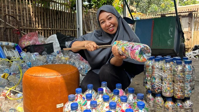 Sampah yang selama ini dipandang sebagai masalah, diubah menjadi berdampak positif bagi lingkungan dan sosial oleh seorang nasabah PNM Mekaar, Amaliyah.