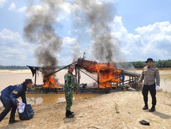 Kolaborasi Polisi dan TNI Respons Laporan Warga soal PETI, 12 Rakit Dibakar