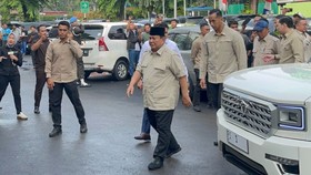 Prabowo Jenguk Korban Kecelakaan Kereta di RSUD Bekasi
