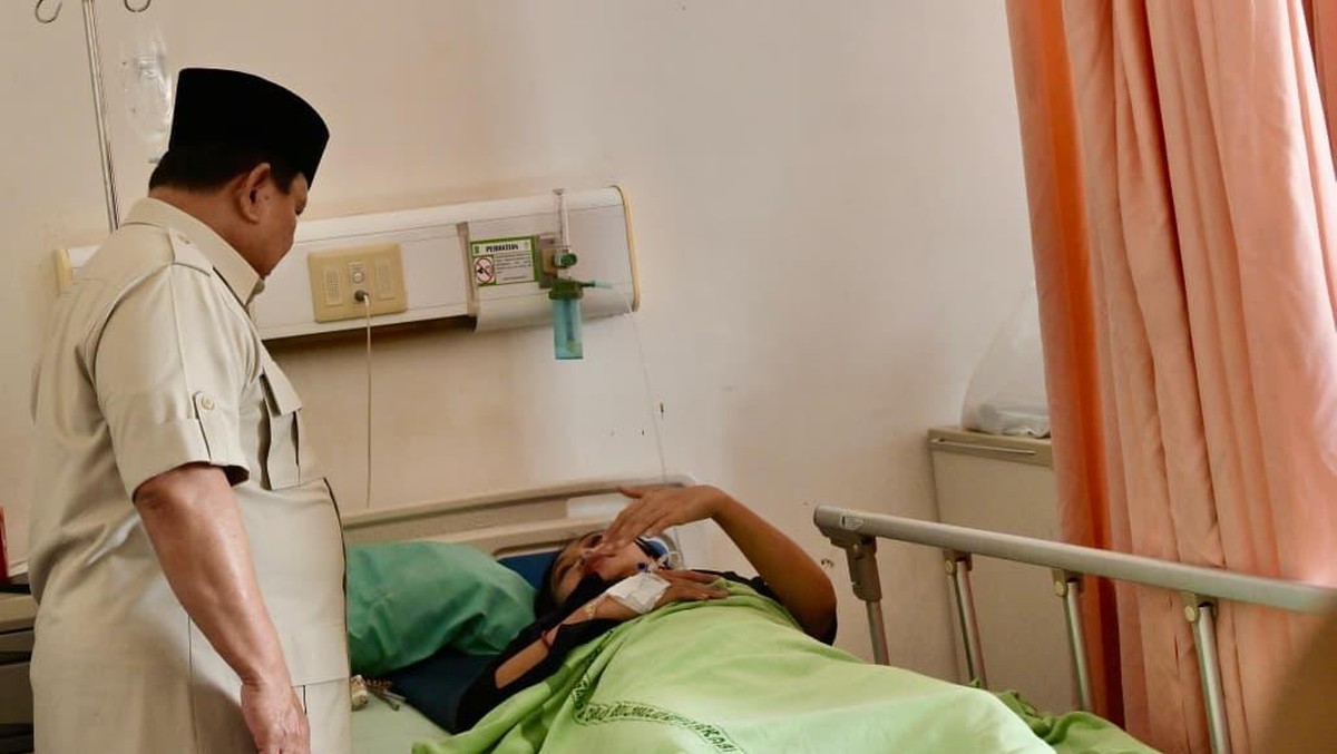 Prabowo Jenguk Korban Tabrakan Kereta di RSUD Bekasi