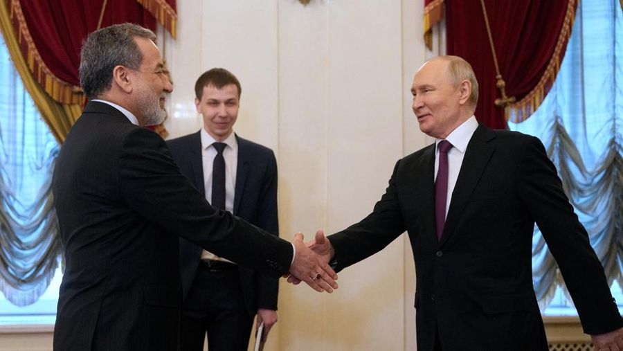 Presiden Rusia Vladimir Putin berjumpa dengan Menteri Luar Negeri Iran Abbas Araqchi di Saint Petersburg, Rusia, Senin (27/4/2024). (Dmitri Lovetsky/Pool via REUTERS)
