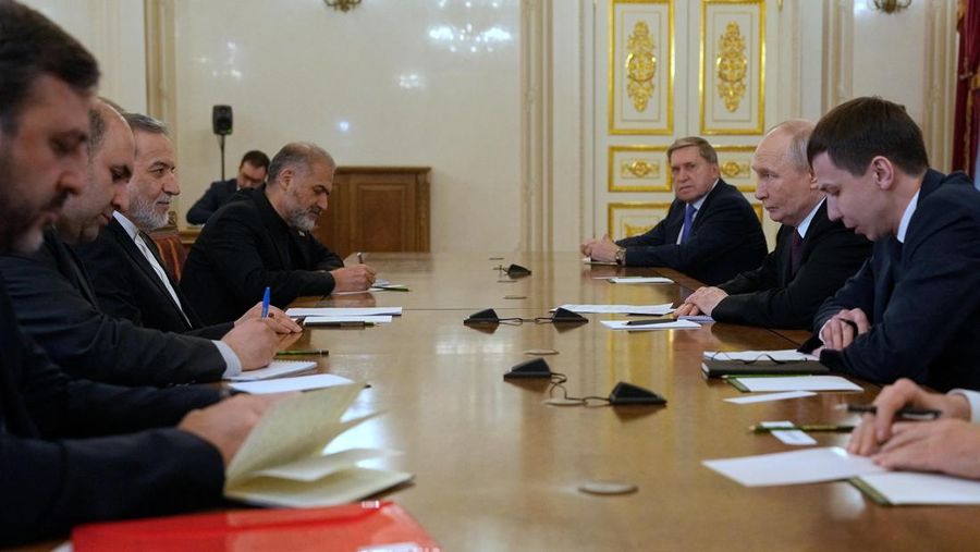 Presiden Rusia Vladimir Putin berjumpa dengan Menteri Luar Negeri Iran Abbas Araqchi di Saint Petersburg, Rusia, Senin (27/4/2024). (Dmitri Lovetsky/Pool via REUTERS)