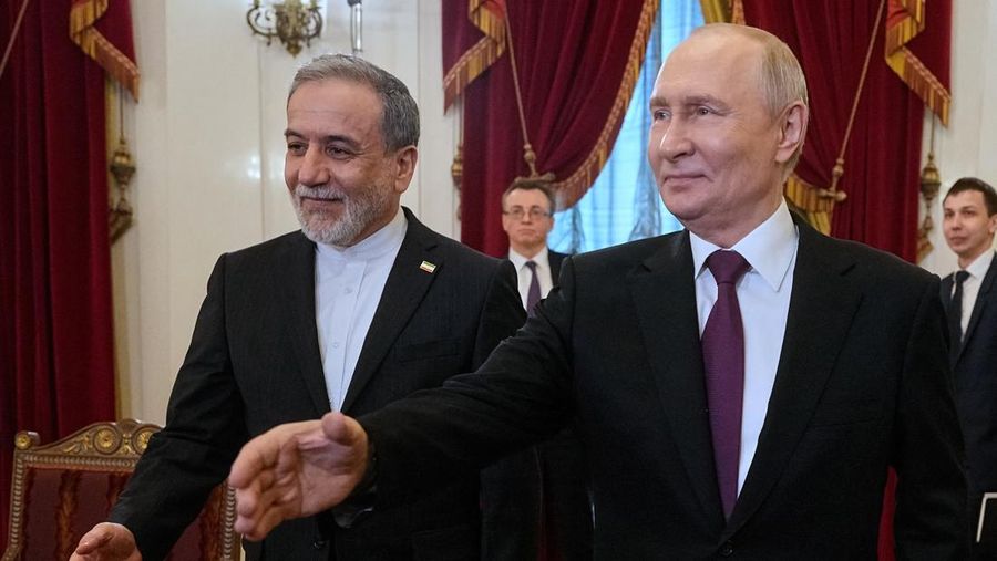 Presiden Rusia Vladimir Putin berjumpa dengan Menteri Luar Negeri Iran Abbas Araqchi di Saint Petersburg, Rusia, Senin (27/4/2024). (Dmitri Lovetsky/Pool via REUTERS)