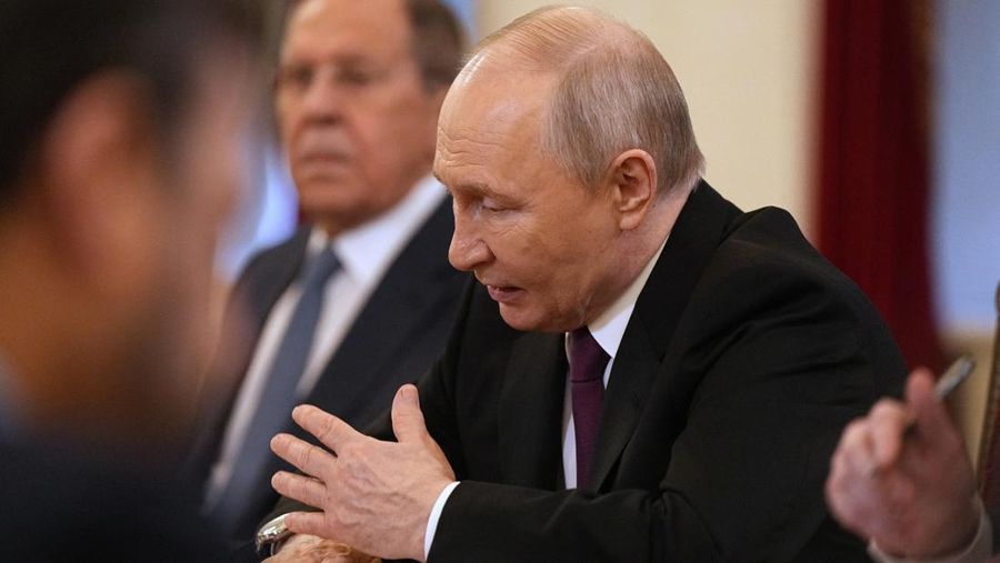 Presiden Rusia Vladimir Putin berjumpa dengan Menteri Luar Negeri Iran Abbas Araqchi di Saint Petersburg, Rusia, Senin (27/4/2024). (Dmitri Lovetsky/Pool via REUTERS)