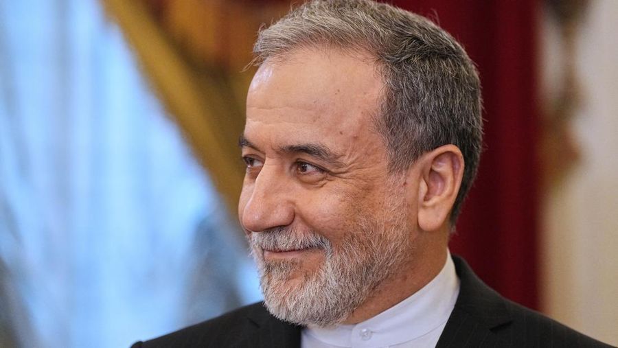 Presiden Rusia Vladimir Putin berjumpa dengan Menteri Luar Negeri Iran Abbas Araqchi di Saint Petersburg, Rusia, Senin (27/4/2024). (Dmitri Lovetsky/Pool via REUTERS)