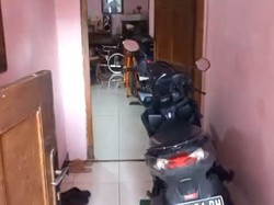 Akses Sempit, Pemilik Rumah 1 Meter di Solo Kesulitan Masukkan Barang Besar