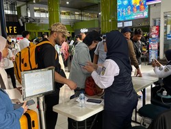 Video: Antrean Refund Tiket Mengular di Stasiun Gambir Imbas Tabrakan Kereta