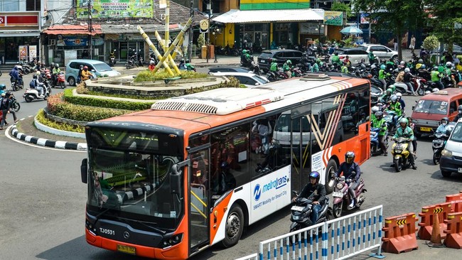 Bus pelayanan khusus Transjakarta berhenti untuk mengangkut penumpang di Stasiun Bekasi, Jawa Barat, Selasa (28/4/2026). PT Transportasi Jakarta (Transjakarta) mengoperasikan empat unit shuttle bus khusus dengan rute Stasiun Bekasi Timur menuju Stasi
