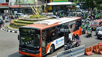 Bus pelayanan khusus Transjakarta berhenti untuk mengangkut penumpang di Stasiun Bekasi, Jawa Barat, Selasa (28/4/2026). PT Transportasi Jakarta (Transjakarta) mengoperasikan empat unit shuttle bus kh