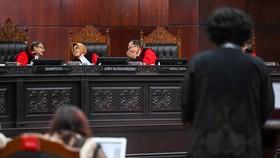 Ketua Mahkamah Konstitusi (MK) Suhartoyo (kiri) bersama Hakim Konstitusi Enny Nurbaningsih (kedua kiri) dan Arsul Sani (ketiga kiri).