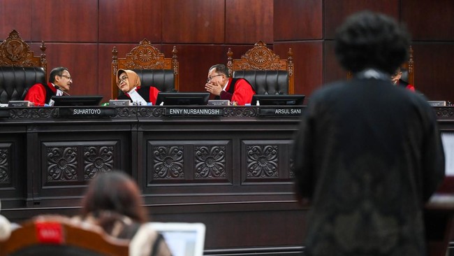 Seorang peneliti dan aktivis mahasiswa menggugat UU Polri ke MK karena menilai pembentukannya melanggar prosedur peraturan perundang-undangan.