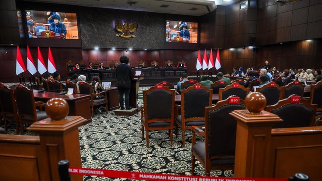 Mahkamah Konstitusi menggelar sidang uji materiil UU Peradilan Militer, mendengarkan keterangan ahli dan saksi terkait kasus penembakan oleh TNI AL.