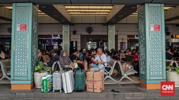 FOTO: Kepadatan Stasiun Pasar Senen Imbas Kecelakaan Kereta di Bekasi