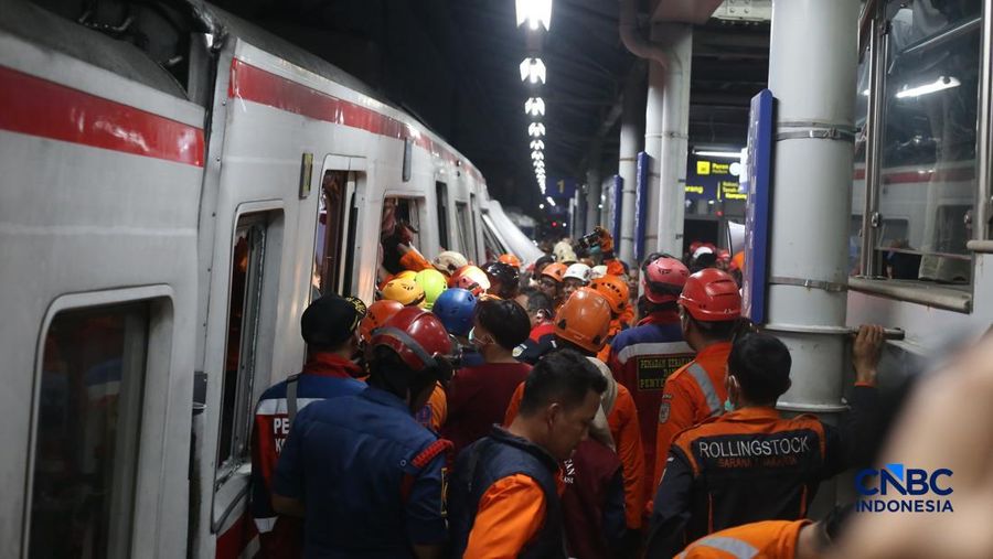 Suasana usai rangkaian commuter line ditertabrak KA Argo Bromo Anggrek di Stasiun Bekasi Timur, Jawa Barat, Senin (27/4/2026).