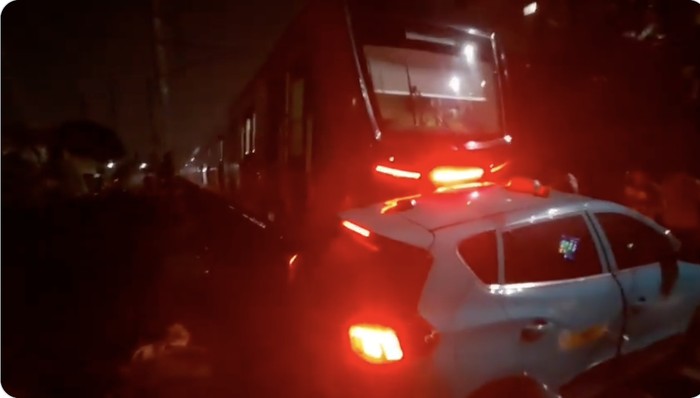 Taksi tertemper sebelum tabrakan dua kereta di Stasiun Bekasi Timur. (Dok. akun TMC Polda Metro Jaya)