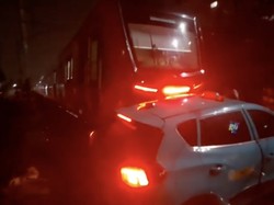 Penampakan Taksi Tertemper KRL Sebelum Tabrakan 2 Kereta di Bekasi