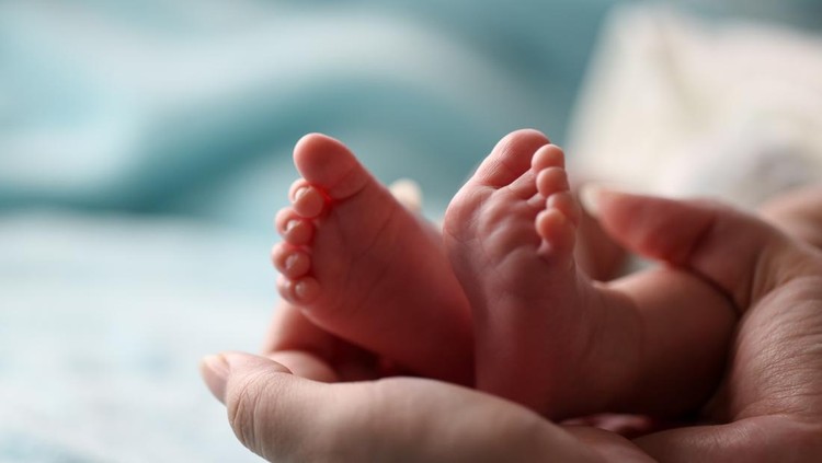 Tangan dan Kaki Bayi Tampak Keunguan, Normalkah?
