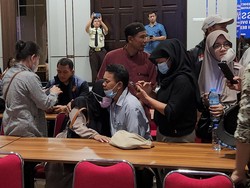 Tangis Keluarga Korban Kecelakaan KA Argo Bromo Vs KRL Pecah di RS Polri