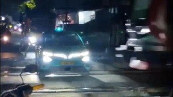 Rekaman Taksi Green Ditabrak Kereta, Picu Kecelakaan Maut Bekasi