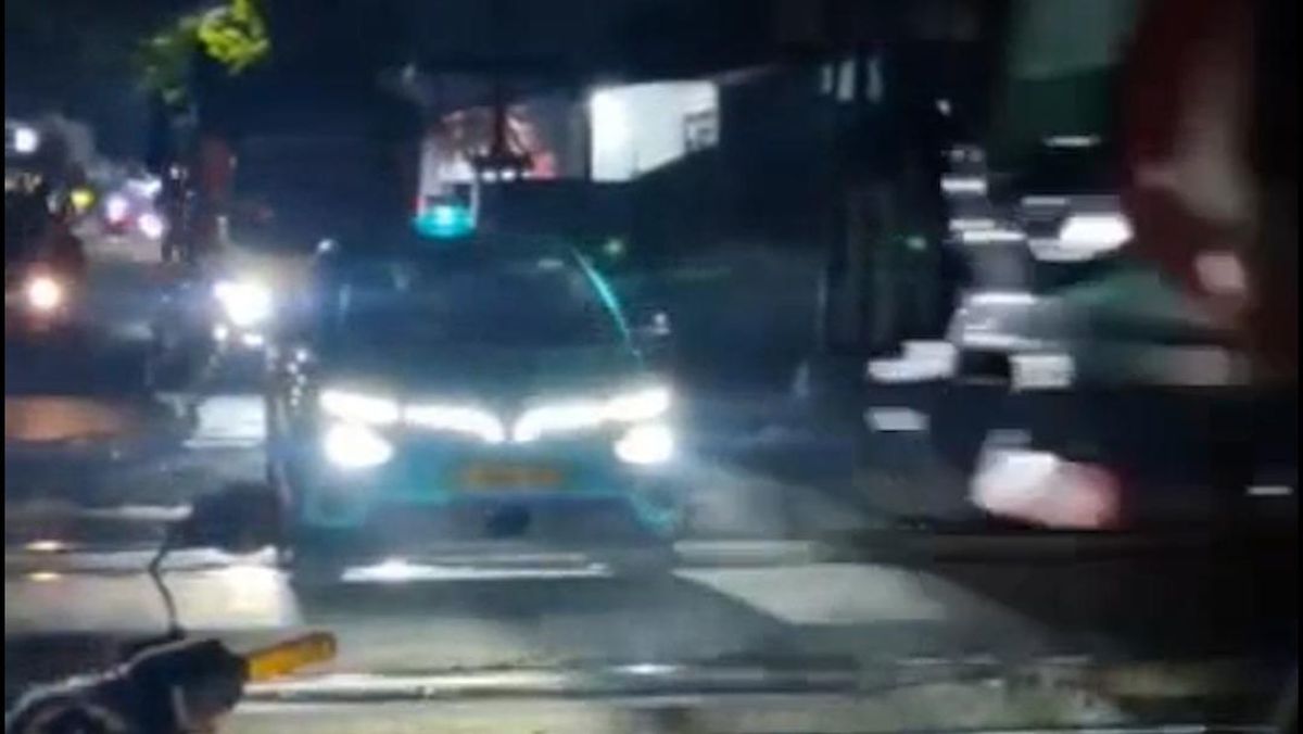 Rekaman Taksi Green Ditabrak Kereta, Picu Kecelakaan Maut Bekasi