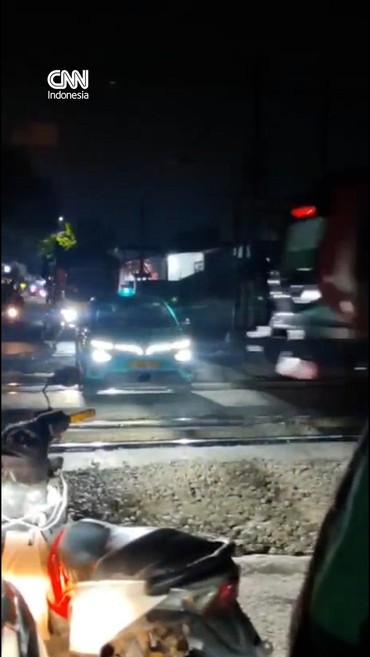 Rekaman Taksi Ditabrak Kereta, Picu Kecelakaan Maut Bekasi Timur