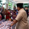 Momen Prabowo Jenguk Korban Tabrakan Kereta di RSUD Bekasi