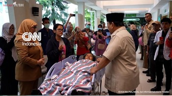 Momen Prabowo Jenguk Korban Tabrakan Kereta di RSUD Bekasi