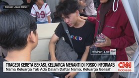VIDEO: Tragedi Kereta Bekasi, Keluarga Menanti di Posko Informasi