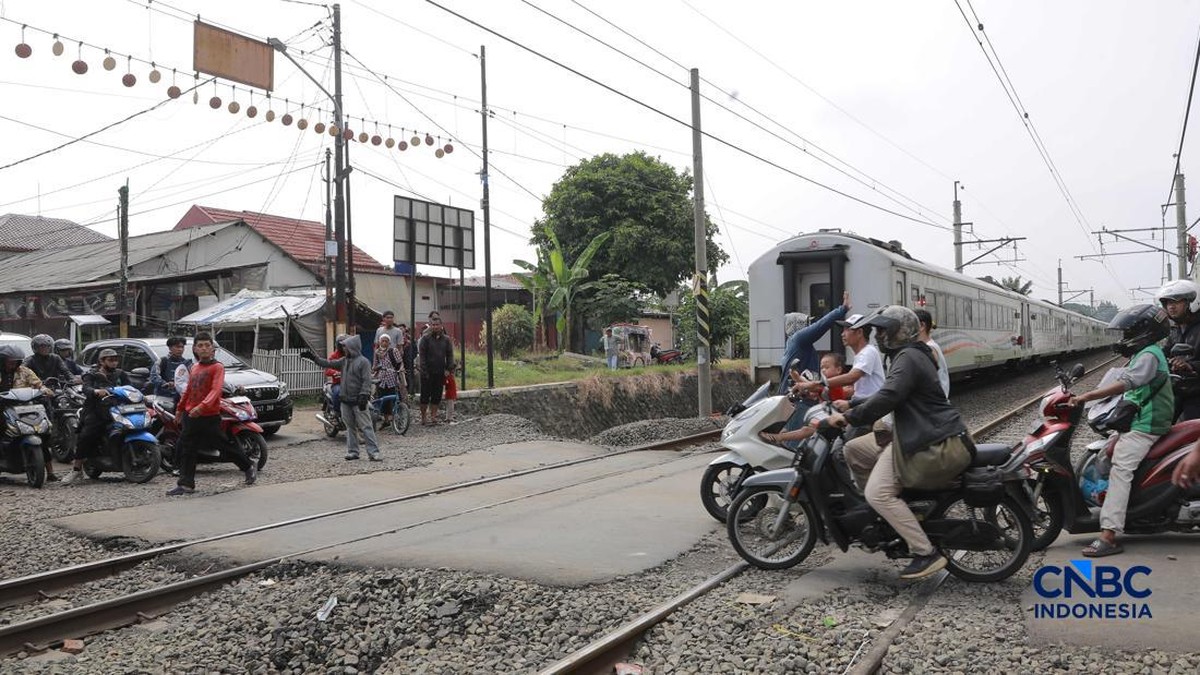 Bos KAI soal Perlintasan KA Dikuasai Ormas: Tak Penuhi Syarat Ditutup!