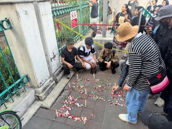 Berduka Kecelakaan Maut Kereta, Warga Tabur Bunga di Stasiun Bekasi Timur