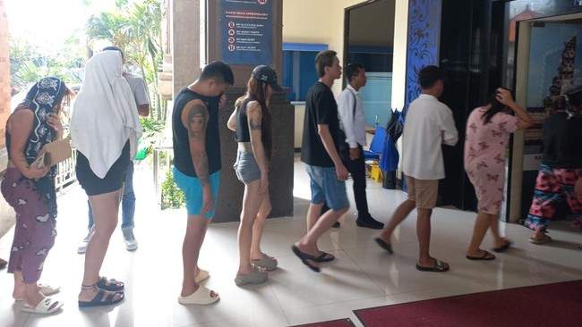 Penggerebekan guest house di Kuta berawal dari laporan Kedubes Filipina di Jakarta soal dugaan warga negaranya disekap dan dipaksa melakukan praktik scam.