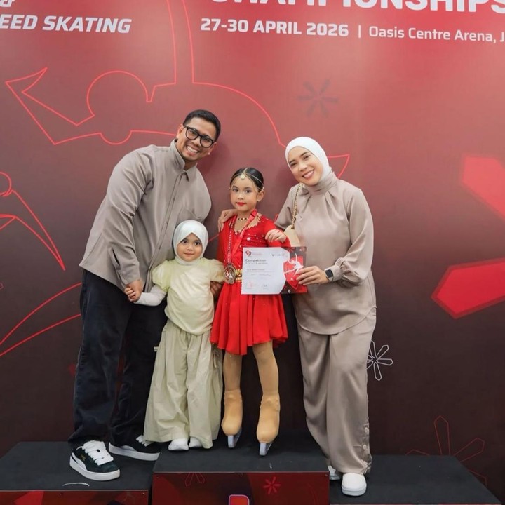 <p>Kehidupan para artis Tanah Air tampaknya tak pernah lepas dari sorotan publik. Begitu pula dengan anak-anak mereka yang kerap mencuri perhatian, salah satunya adalah putri dari presenter Fitri Tropica. Putri sulungnya, Sada Amina Hanara, diketahui jago bermain<em> ice skating</em>, Bunda. (Foto: Instagram @fitrop)</p>