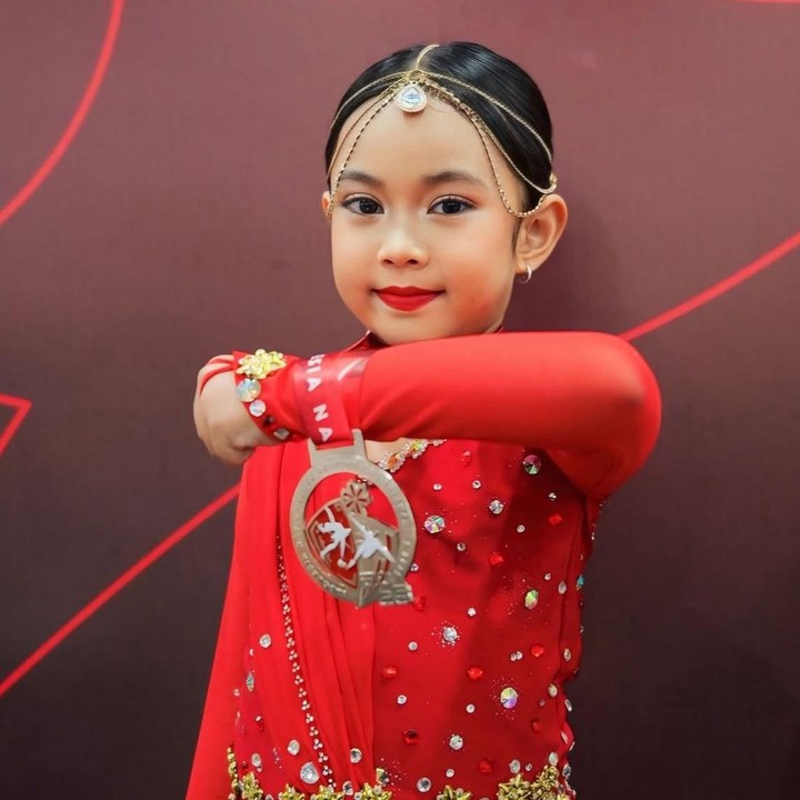 <p>Di usianya yang kini baru menginjak enam tahun, Sada sudah aktif mengikuti berbagai kompetisi <em>ice skating.</em> Prestasi terbarunya pun tak main-main, ia dipercaya mewakili Provinsi Banten dalam ajang Kejuaraan Nasional (Kejurnas)<em> ice skating</em>. (Foto: Instagram @fitrop)</p>