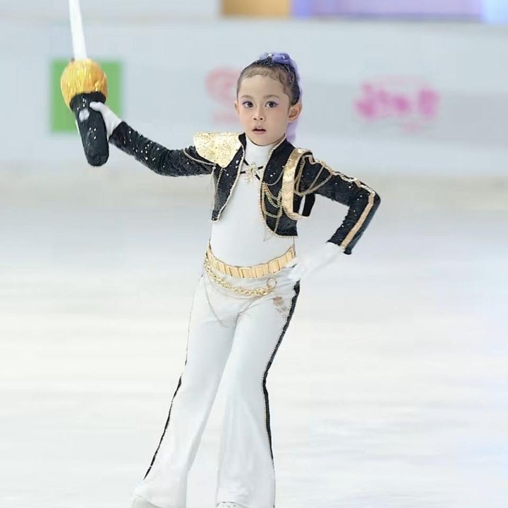 <p>Sebagai Bunda, Fitri mengaku tak pernah menyangka hobi Sada yang awalnya hanya &ldquo;iseng&rdquo; kini bisa membawanya hingga menembus ke level Kejurnas. &ldquo;Teh Sada ikut Kejurnas ya!&rdquo; Hah? Jujur enggak pernah nyangka bakal sampai seserius ini. Awalnya, cuma mau dukung hobi anak seoptimal mungkin, tapi ternyata Allah bawa sampai di titik Sada bisa menjadi bagian dari tim yang mewakili Banten, berkompetisi bersama atlet-atlet lain melawan peserta dari seluruh Indonesia," ungkapnya, dikutip dari akun Instagram <em>@fitrop</em>. (Foto: Instagram @fitrop)</p>