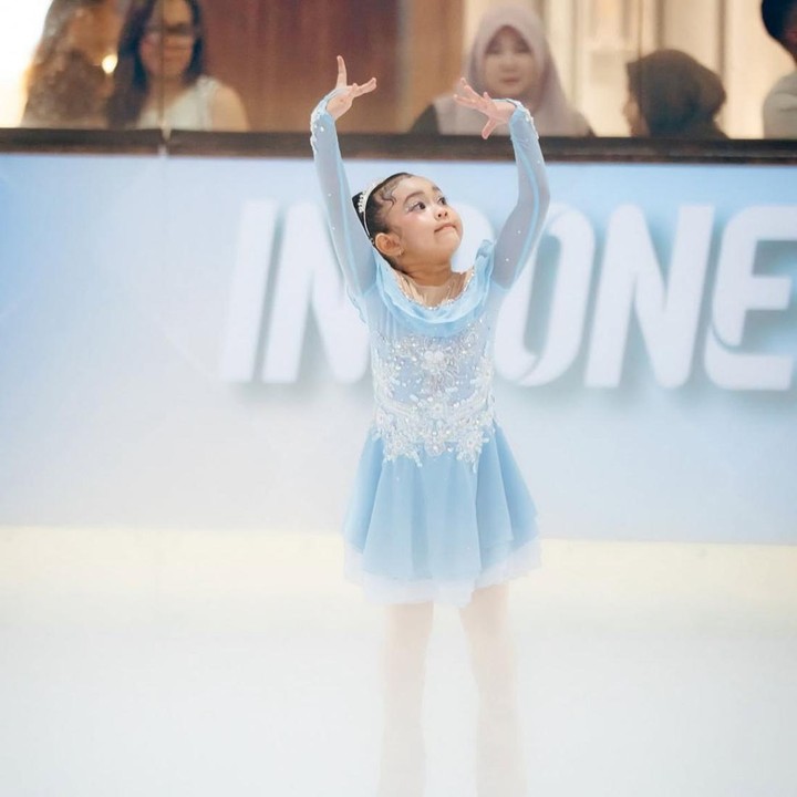 <p>Melalui unggahan di media sosial, Fitri pun kerap membagikan momen sang putri saat mengikuti ajang <em>ice skating</em>. Salah satunya ketika Sada berlaga di Indonesia Ice Skating Open 2026 dan berhasil meraih medali, beberapa waktu lalu. Di momen tersebut, Sada tampak meluncur dengan anggun sambil berpose bak&nbsp;sedang menari. (Foto: Instagram @fitrop)</p>