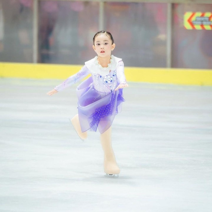 <p>Dalam salah satu potret yang dibagikan, Sada terlihat begitu lincah saat meluncur di atas es dalam ajang kompetisi Skate Asia 2025. Pada momen ini, Sada tampil cantik dalam balutan <em>dress</em> berwarna ungu dengan detail <em>layer</em> pada bagian roknya. (Foto: Instagram @fitrop)</p>