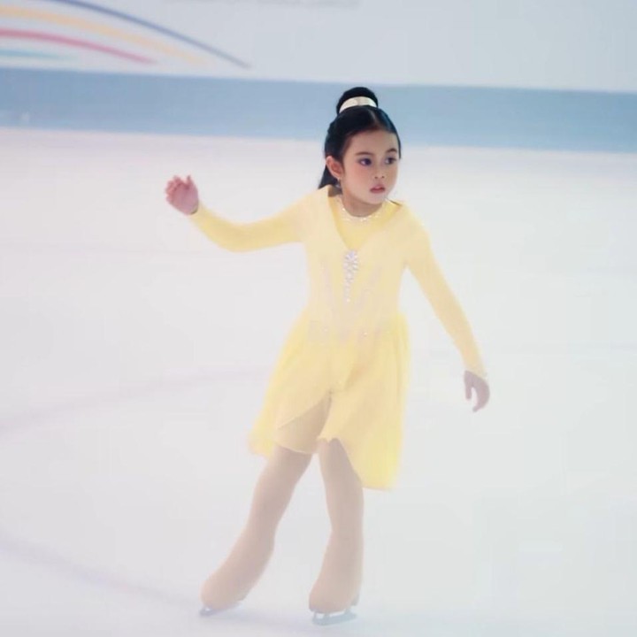 <p>Tak hanya di level nasional, Sada juga pernah mengikuti kompetisi internasional, lho. Putri Fitri Tropica ini sempat mengikuti kompetisi Skate Malaysia pada tahun 2025. Dalam ajang tersebut, Sada tampil mengenakan kostum karakter dari<em> Beauty and the Beast</em>. &ldquo;Ini adalah sebuah lagu yang mewakili gambaran perbandingan jenjang prestasi anakku di kancah dunia olahraga. Bagaikan <em>Beauty and the Beast</em>,&rdquo; ungkap Fitri. (Foto: Instagram @fitrop)</p>